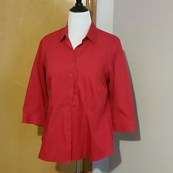 ***SOLD IN BUNDLE*** Gorgeous red shirt