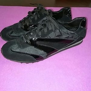 Ladies sneakers size 11