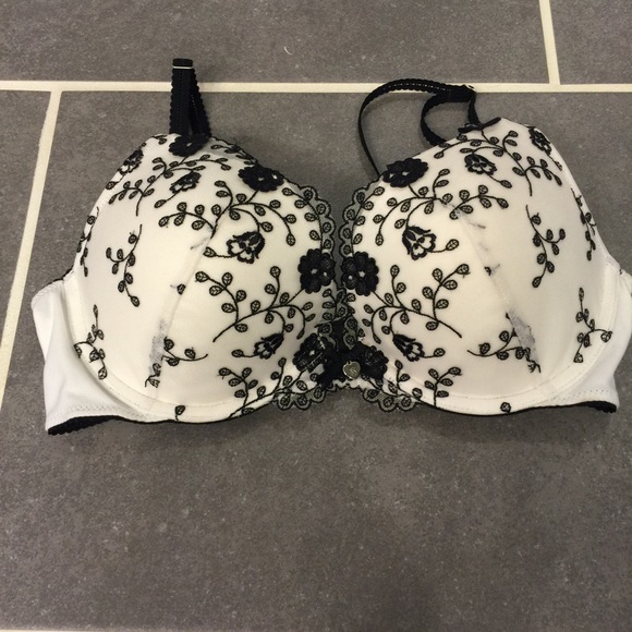 Victoria's Secret Other - VS Body By Victoria Push Up Bra
