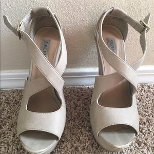 🎉LAST CHANCE🎉 Steve Madden nude platform wedges