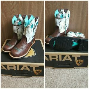 NWT Ariat round toe snow camo boots