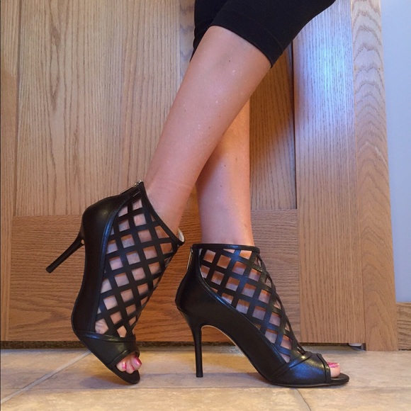 Michael Kors Shoes - 🎉HOST PICK! NWT MK laser leather cut out heels!