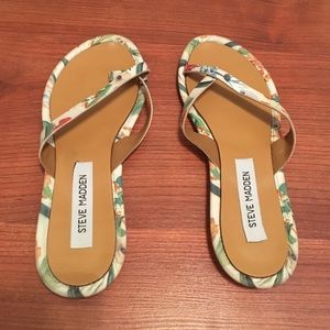 Woman's size 6 Steve Madden floral flip flop!