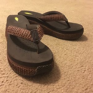 Volatile wedge flip flops