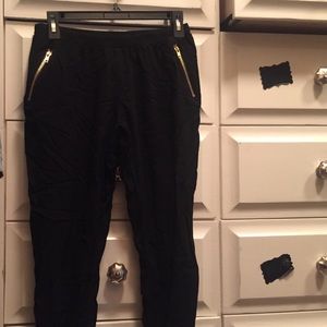 Black flowy pants with synch anclea