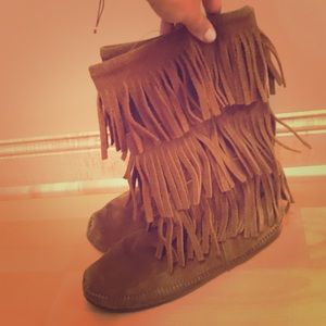 Fringe moccasin boots