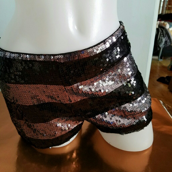 NWOT Forever 21 Black & Silver Sequin Shorts - Picture 1 of 3