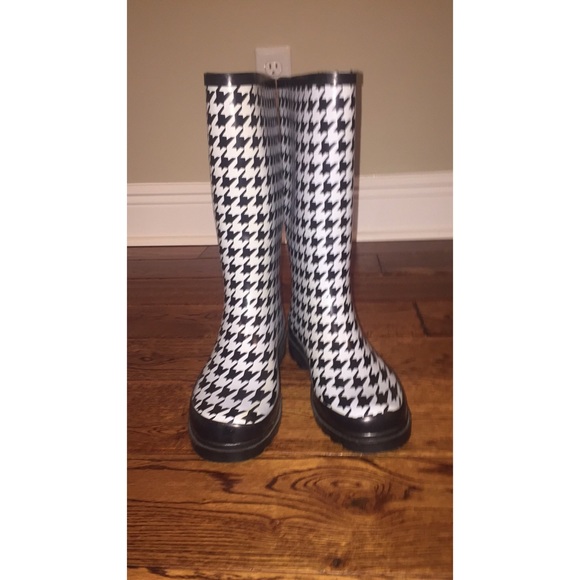 Houndstooth rain boots