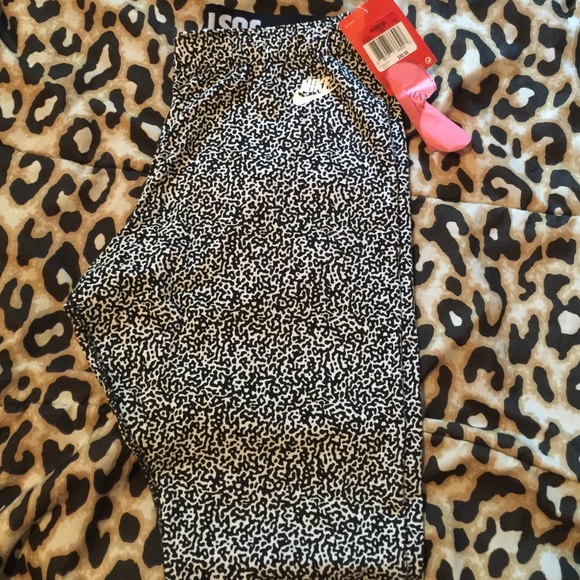 New W/ tags .. Black and white Women's Nike pants