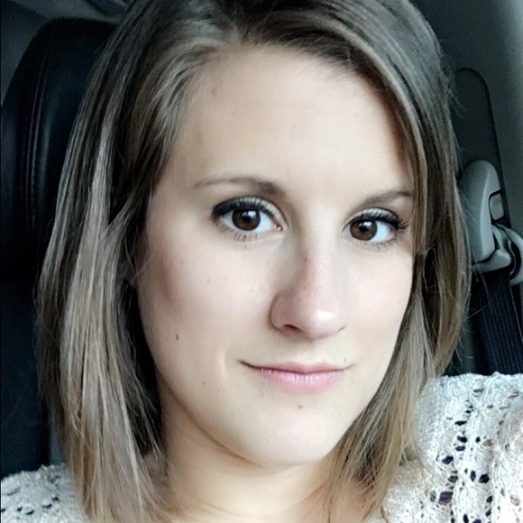 Meet your Posher, Hilary