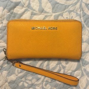 Michael Kors wallet 💛💛💛