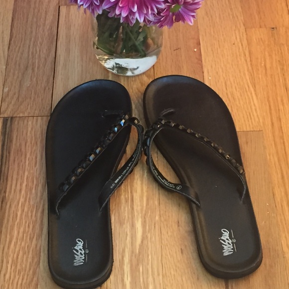 Flip Flops! Jewel detail. Size 7