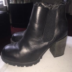 Cute black heeled boots!!