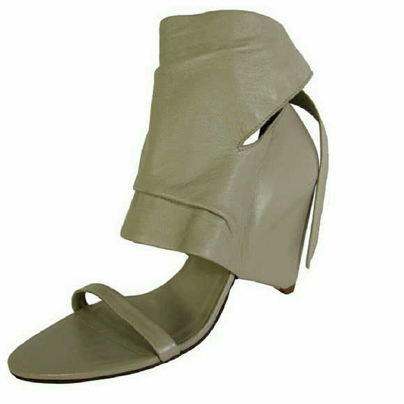 BCBG Max Azria 'Gemma' Wedge leather Size 8.5