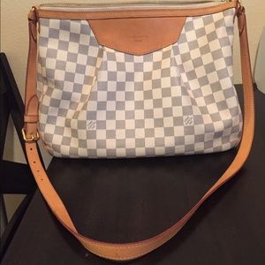 Selling an AUTHENTIC Louis Vuitton Siracusa MM