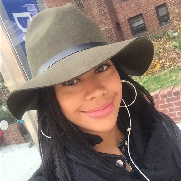 Meet your Posher, Elizabeth - Picture 1 of 1