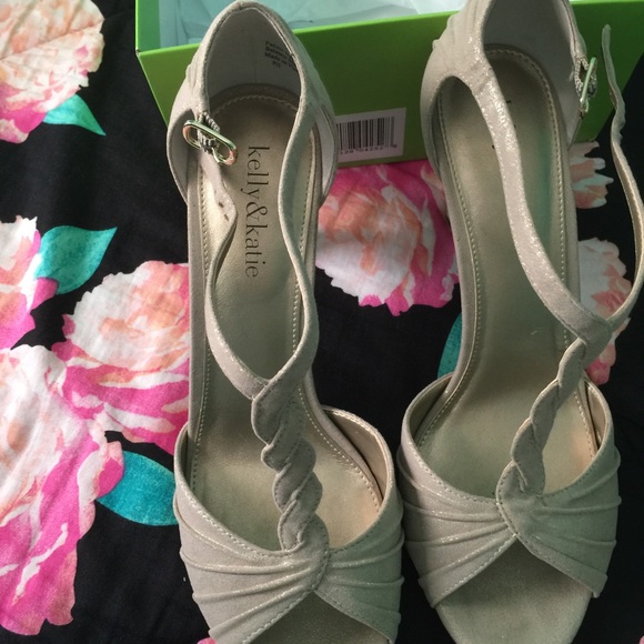 Heels - Picture 3 of 4