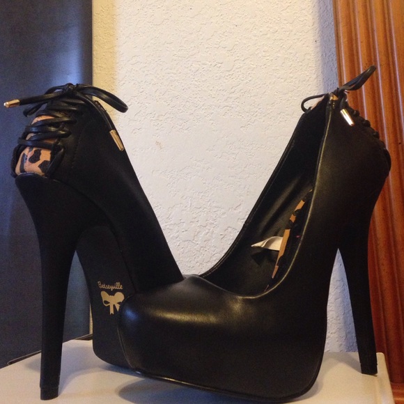 Betseyville corset black pumps