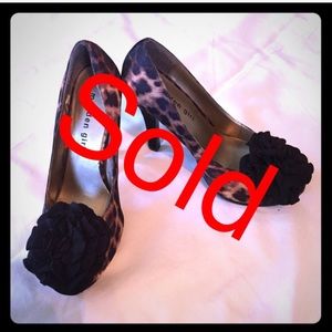 Leopard print black flower pump