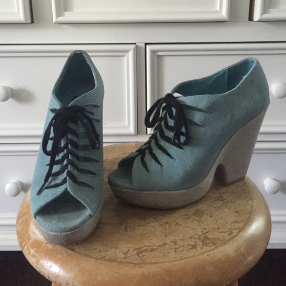 Deena and Oozzy cutout wedge heels - Picture 1 of 4