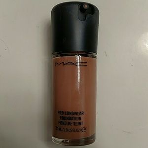 MAC  Pro Longwear Foundation NW25