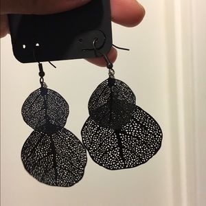 Black petal leaf earrings