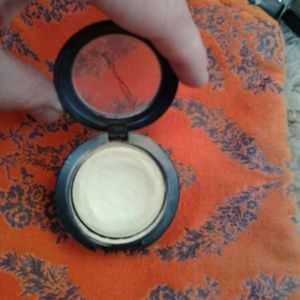 MAC cream colour base (highlighter)