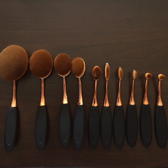 Other - CLEARANCE💥New Boxed Oval Makeup brush set
