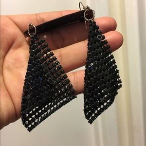 Triangle mesh black earrings