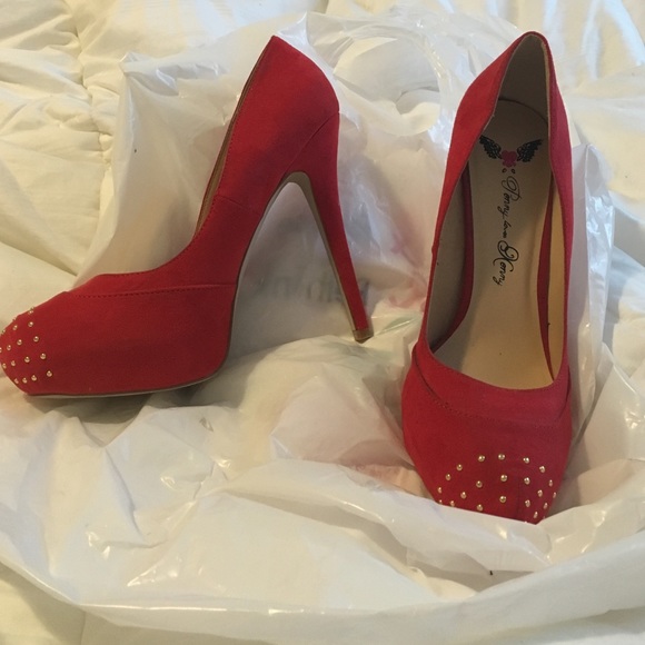 Hot red high heels  with little gold studs - Picture 1 of 2