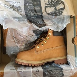 Super cute! Size 5 in youth boys (women's 7/7.5)