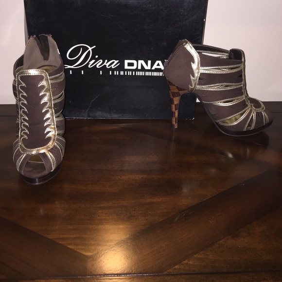 💥SOLD- Final Sale: Diva DNA Sandals💥