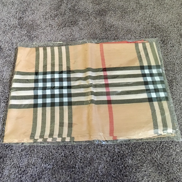 Pashmina scarf with mock-Burberry pattern