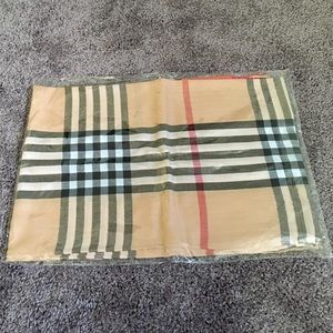 Pashmina scarf with mock-Burberry pattern