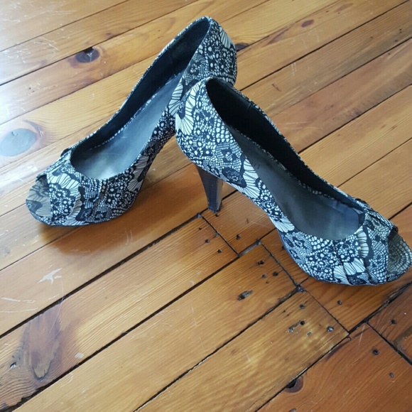 Lace peep toes