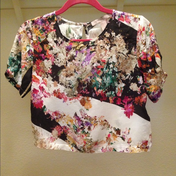 Crop top ( loose fit)🌺🌸