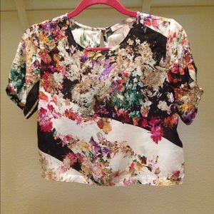 Crop top ( loose fit)🌺🌸