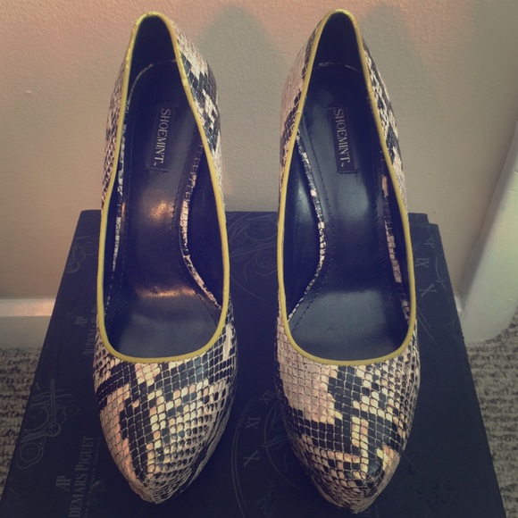 Shoemint snake printed.