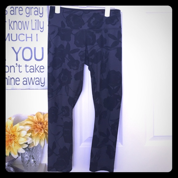 Lululemon athletica cropped pants.