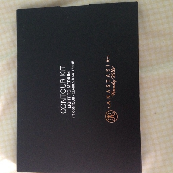 Anastasia contour kit light to medium