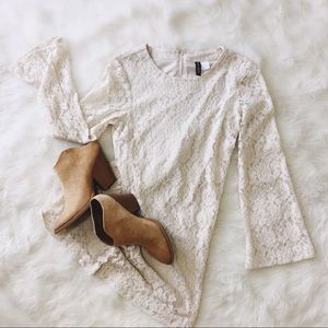 Lace dress with flare sleeves