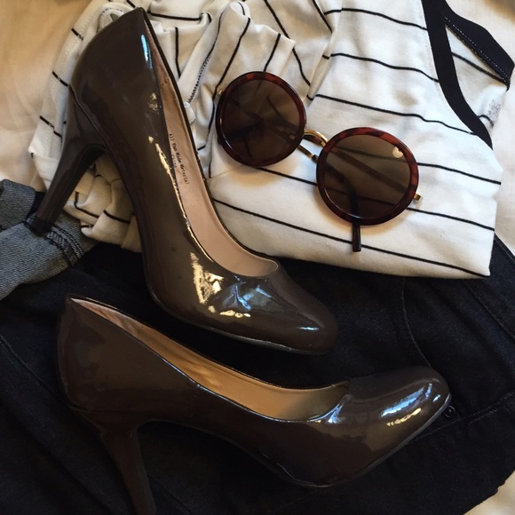 Boston Design Rounded Toe Pumps! - Picture 2 of 4