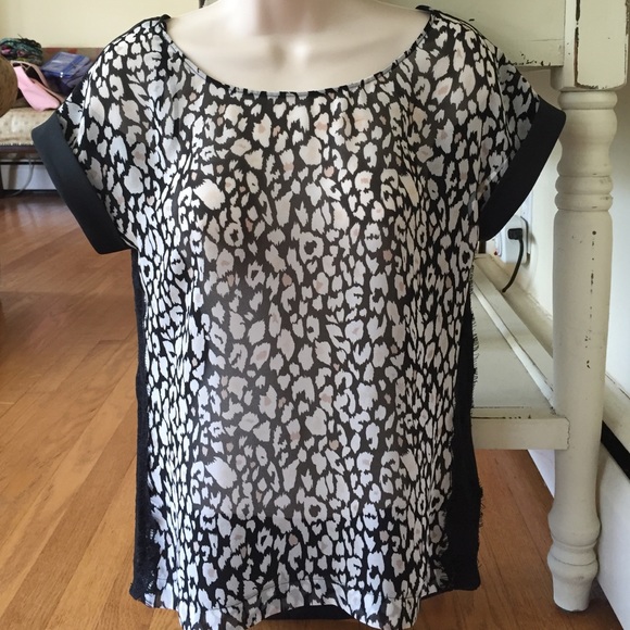 bebe Tops - NWT bebe animal print top. 🐯