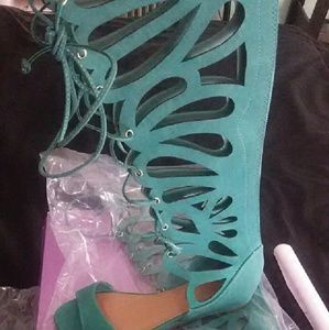 GLADIATOR SANDALS SIZE 6