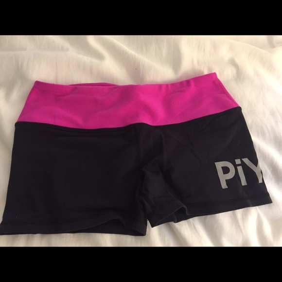 Beachbody Piyo booty workout shorts size small