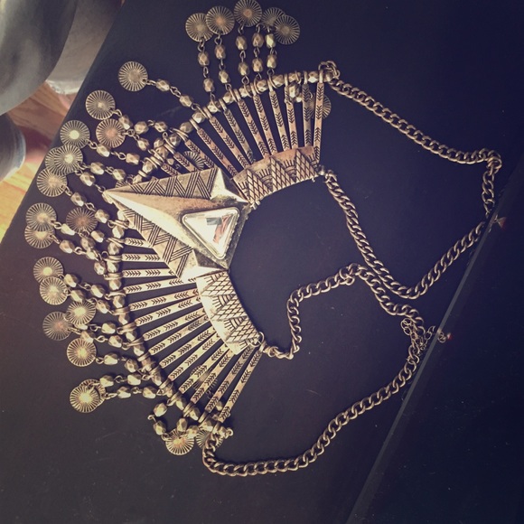 Gold necklace (costume jewelry)
