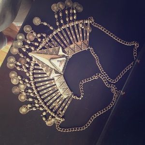 Gold necklace (costume jewelry)