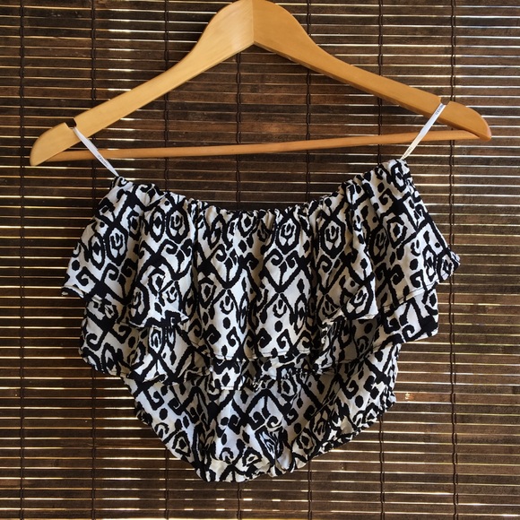 Tops - Black white strapless crop top
