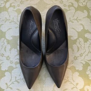 Gorgeous Kenneth Cole dark gray pointed toe pumps.