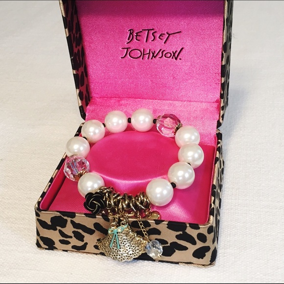 Betsey Johnson Pearl Bracelet - Picture 1 of 2